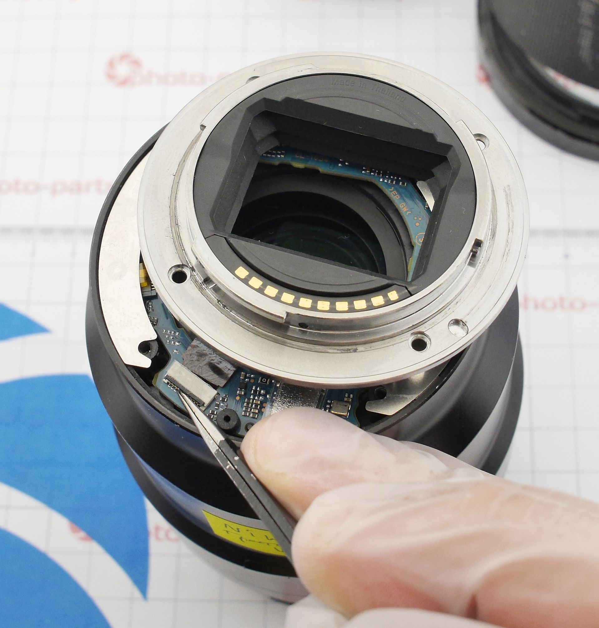 Полная разборка Sony FE 90mm F2.8 G OSS - отключение шлейфа байонета